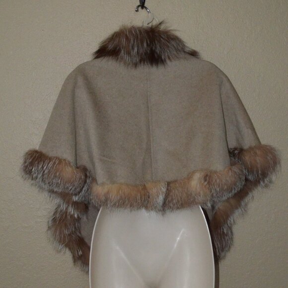 NWT $560 Belle Fare Oatmeal Tan Brown Fox Fur Trim Cape - Picture 5 of 6
